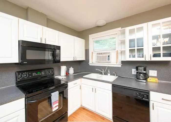 Adorable 3 Bedroom Beach House - Walking Distance