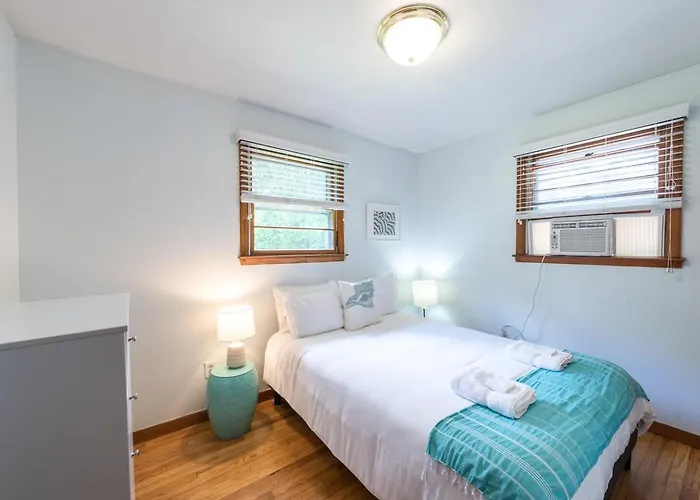 Adorable 3 Bedroom Beach House - Walking Distance