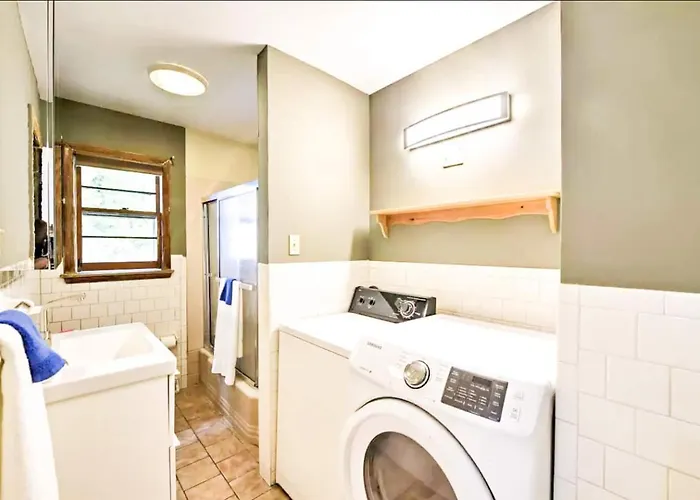 Vacation Cottage In The Heart Of Narragansett
