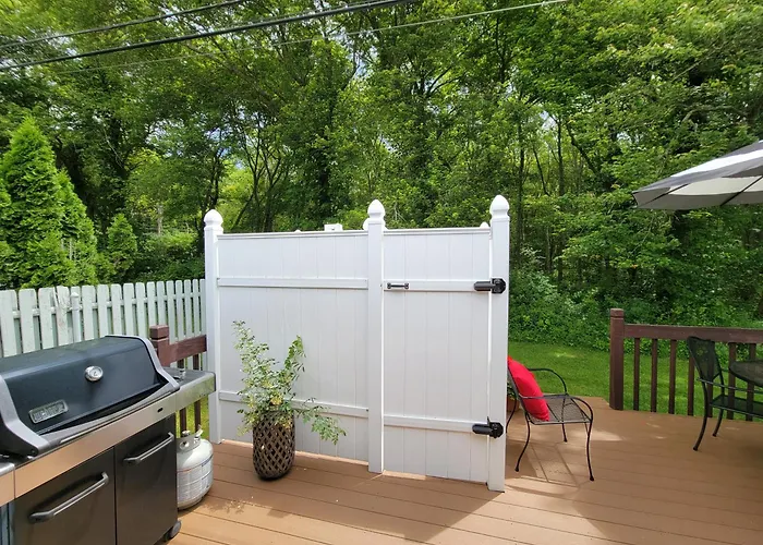Beach House With Spacious Deck For Entertaining